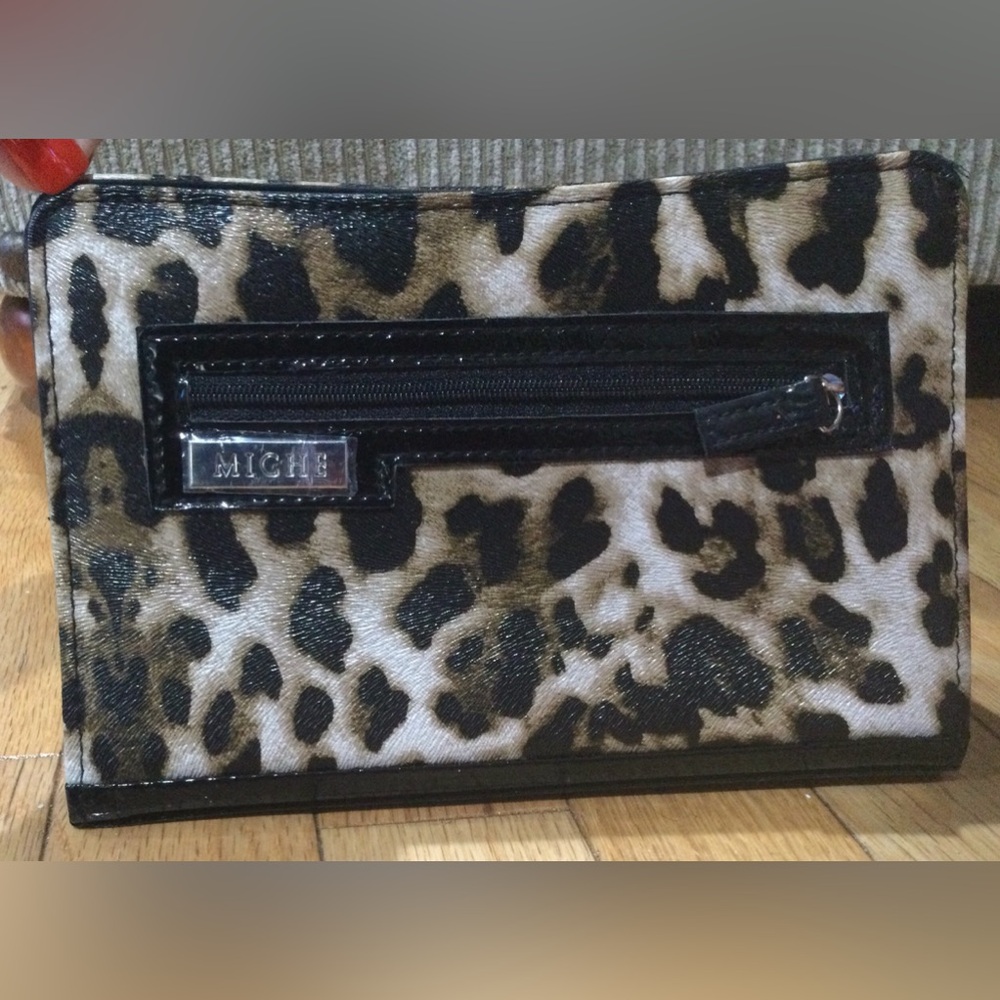 Miche “Tess” Petite Shell. Textured leopard print & zippered exterior pocket. - Picture 1 of 6